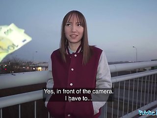 This Babe Gives A Great Show On A Public Footpath