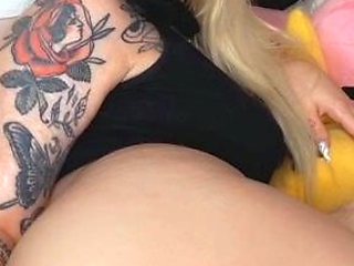 Solo booty assed babe pussy fingering masturbation in hi def