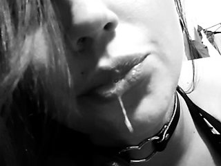 Sexy amateur web cam girl masturbates with her toy