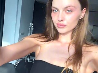 Brunette Ultrasadclowwwn Gapes Her Ass with Sex Toy