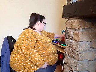 The fattest girl at work struggles