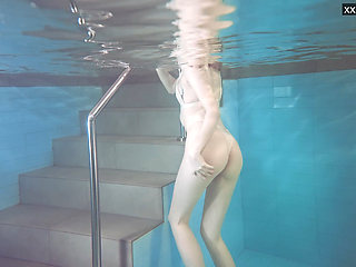 Sasha Vetochka goes naked into the pool