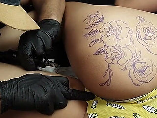 Tattoo Artist Fucked His Client Girl Before the Session