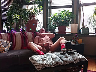 Bear Jerks off in Flip Flops - Bonus Feature Included at the End