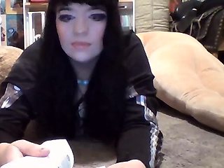 Brunette solo masturbation on webcam