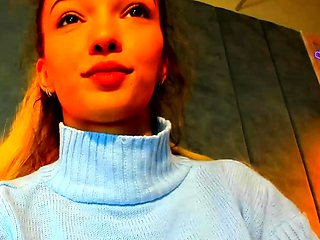 Amateur Webcam Cute Teen Plays Solo with Big Dildo