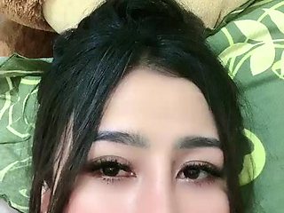Voluptuous Mei Yien reveals her big juggs with passionate live energy