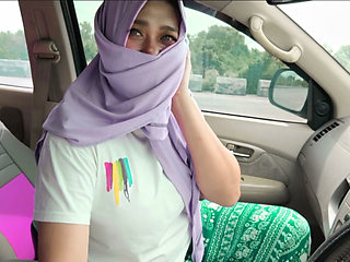 Indo viral Siswi berhijab nyepong kontol di dalam mobil sambil nyetir tantangan untuk nggak crot