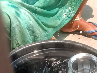 Nahati hui bhabhi ne bde bde chuche dikhai