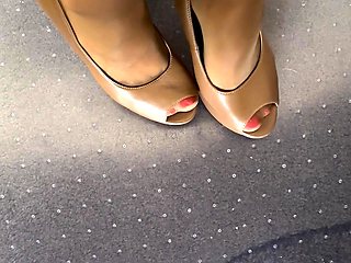 Amateur Foot Fetish Girlfriend Sucks and gives a Footjob