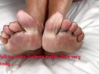 Mrs Mature Feet really needing someone to massage and oil her feet.