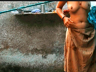 The elder sister-in-law's stepsister is bathing naked in the open courtyard of the house, the elder sister-in-law's st