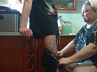 Stepmom spat out all the cum after blowjob