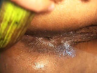 Hot desi girl ne began se apni gaand faad li