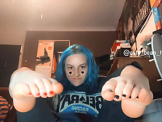 Bean Worships Her Feet
