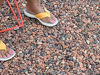 Ebony MILF Shiney Thighs Legs N Pretty Pink Toes