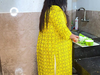 Suddenly I Fucked My Stepmother in Law While She Was Cutting Curry in the Kitchen - Desi Rough Sex