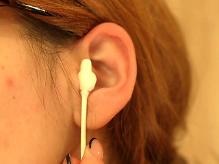I Clean My Ears with a Cotton Swab and Show You.