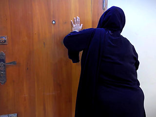 Moroccan Hot Stepmom Wear a Bra Hijab Abaya & a Panty Then She Sweep My Room & Try to Seduced Me
