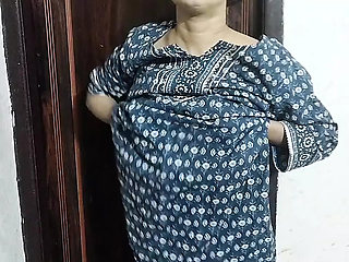 Step daughter ko gandi video dikha kar jabar dasti pakad ke pel diya