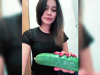 Kheera Ko apni Nangi chut me dalne ki taiyari krti hui Sexy horny indian ladki video