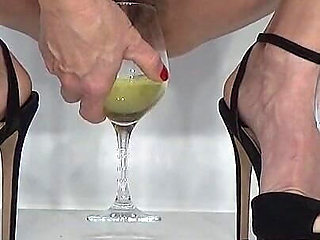 Aunt Anna Makes Lemonade for You