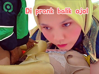 I tried to prank an online ride-hailing driver, but he pranked me back and we ended up fucking - Full videos indonesian viral