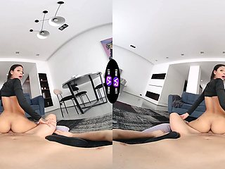Skinny teen Breiny Zoe rides in vr with passion