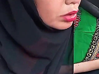 Indian Woman Wearing Hijab Had Sex in Car