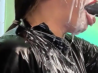 Dirty Play in Close-up Deepthroat