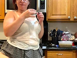 -Onlyfans.com- Hourglassleigh - You Know Mama Be Cookin