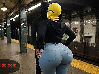 Big Ass Girl Twerking on the Subway Train