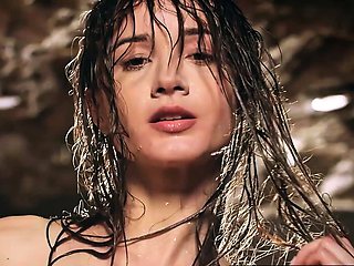 Totally sultry teen drops of her bikini