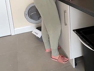Dishes Vs. Full Bladder I Lost Control and Piss in Pants