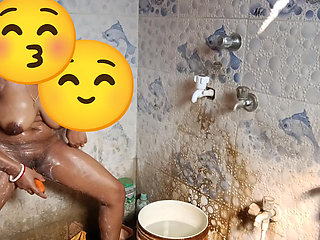 Neighbours Bhabhi Capture Secret Bath and Masterbating with Carrot....pani Nikal Gaye...squirting Orgasm