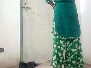 Desi House wife ko Husband ne Doggi position me choda  dkrhw143