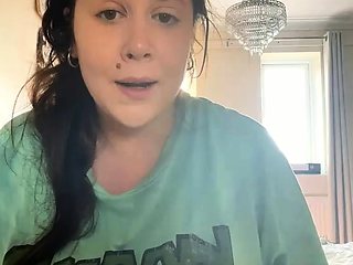 Brunette solo masturbation on webcam