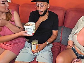 me follo al esposo de mi mejor amigo sin que ella se entere y me deja la leche en mis enormes tetas - Big tits