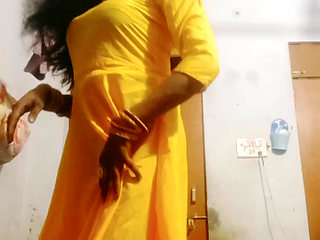 Urvashi Rani silk salwar phenke ghar ke andar ghapaghap krrhi thi