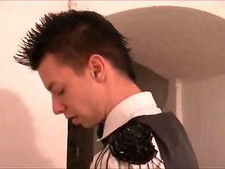 Tedd yf vuekd by a sttraight barman at work