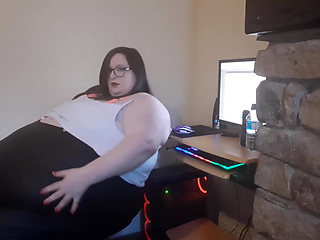 SSBBW worker at the office after dark