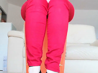 Raven Toe-tapping with Crossed Legs Red Jeans and High-heeled Sandals