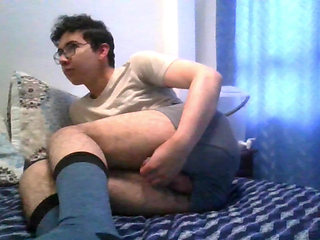 Gorgeous twink cumming