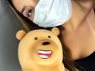 Meu ursinho viajou conmigo... ele me chupou no banheiro do