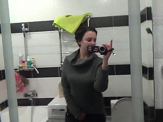 Huge Kate solo pissing!