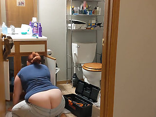Female plumber's buttcrack