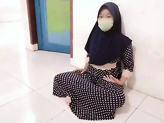 Hot Desi House Cleaner Rianicute Gives Blowjob & Fucks in Homemade Hijab Sex