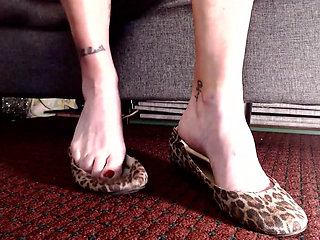 Close up Sexy MILF Feet in Ballet Flats