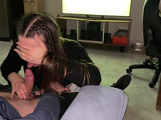 Hermosa Pequena Rubia Argentina Hace Una Mamada Profunda Mientras Vemos Futbol. Copa America Usa With Rubia Hermosa