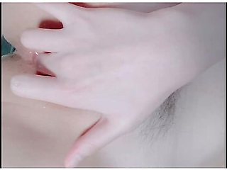 Skinny Asian Girl Fuck Herself At Home 用手让自己高潮喷水